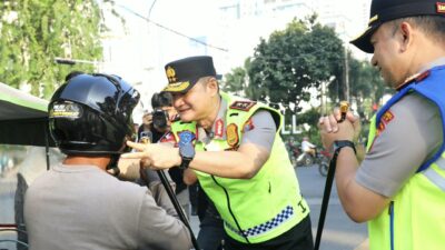 Peduli Keselamatan Pengendara, Kapolda Sumut Turun Langsung Bagikan Helm dan Imbau Tertib Lalu Lintas