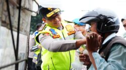 Wakapolda Sumut Turun ke Jalan, Bagikan Helm dan Ajak Warga Tertib Berlalu Lintas