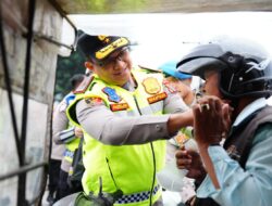 Wakapolda Sumut Turun ke Jalan, Bagikan Helm dan Ajak Warga Tertib Berlalu Lintas
